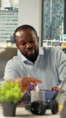 Dikey Video Dünyası çalışanları çok uluslu bir şirkette konferans için toplandılar. Toplantı gündeminde personel inceleme belgeleri ve diyagramlar olarak içgörü, hedef ve planlama yer alıyor. Kamera B.