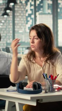 Planlama ve iş stratejisi konusunda işbirliği yapan Dikey Video Şirketi çalışanları. Piyasa araştırma verilerini, performans raporlarını ve içgörülerini paylaşan meslektaşlar, hedefleri ve kaynak tahsisini hizalamak