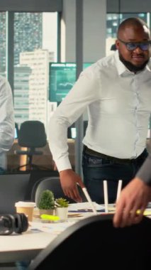 İşletme ortaklığı için kurumsal bir etkinliğe katılan Dikey Video Çokuluslu şirket personeli, iş arkadaşları hedefleri ve önerileri analiz eder, yatırım paydaşlarıyla tahminler planlar. Kamera B