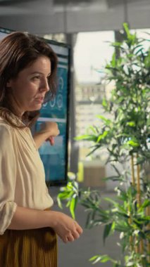 Bir ortaklık brifingine katılan dikey video çeşitliliği meslektaşları ve yöneticileri. İş toplantısında kurumsal kalkınma ve başarı için pazarlıklar, raporlama ve kaynak tahsisi üzerinde duruluyor