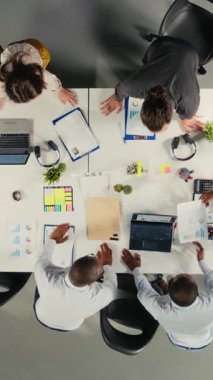 Şirket etkinliği sırasında hissedarlara öneriler ve finansal içgörüler sunan meslektaşların dikey Video Top görünümünü aşağı indirin. Grup, iş geliştirme için bütçe ve planlama konusunda işbirliği yapar