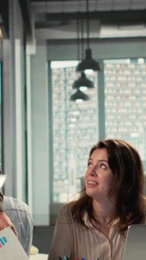 Dikey Video Çoklu Etnik Çalışma Ekibi analitik ve tahmin, performans ölçümleri ve rapor yazma konularında işbirliği yapmaktadır. Büyümeyi ve yönetim kararlarını destekleyecek veri görselleştirmesi