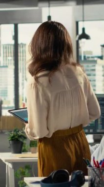 Dikey Video Dünyası meslektaşları bilgisayarları kullanarak iç görsellik ve performans ölçümlerini analiz ediyor, projeksiyonlar yapıyor ve veri görselleştiriyor. Çalışanlar kurumsal kalkınmayı iyileştirmek için raporları paylaşıyorlar