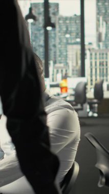 Dikey Video Meslektaşları ofisindeki bilgisayarda raporları ve görsel verileri paylaşıyorlar. Çalışma ekibi, güçlü performans ve ilerlemeyi sağlamak için risk değerlendirmesi, strateji planlaması ve veri görselleştirmesi gerçekleştirir