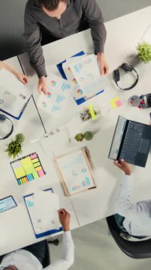 Vertical Video Top çok uluslu şirkette brifing için iş personelinden uzaklaşmak için toplandı. Toplantı gündeminde takım inceleme belgeleri ve diyagramları olarak içgörüler ve hedefler yer alıyor. Kamera A.