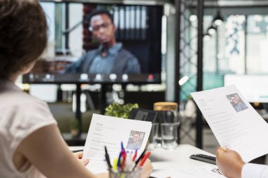 İnsan Kaynakları 'nın çeşitli ekipleri başvuru ile çevrimiçi görüşme üzerinden sohbet ediyor, iş başvurusu detayları ve potansiyel yolcu alımları hakkında HR ile internet üzerinden sohbet ediyorlar. Kafa avcılığı.