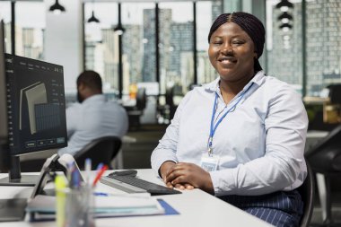 Sürdürülebilirlik hedeflerine ulaşmak için güneş enerjili prototipi değerlendiren gülümseyen mühendis portresi. Neşeli Ar-Ge bölümü uzman prototipleri güneş pilleri aygıtı yüksek verimlilik ve düşük maliyetli