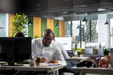 Şirket çalışanları planlama ve iş stratejisinde işbirliği yapıyor. Piyasa araştırma verilerini, performans raporlarını ve içgörülerini paylaşan meslektaşlar, hedefleri ve kaynak tahsisini hizalamak.