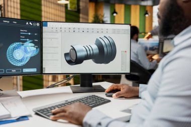 Green Tech şirketindeki araştırmacının kapatılması sürdürülebilirlik ölçümlerini geliştirmek için türbin bileşenlerini analiz eder. Çalışan mühendis, emisyonları azaltmak ve temiz enerji üretmek için türbin parçalarına bakıyor