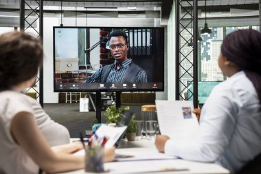 İş arayan kişi çevrimiçi bir röportaja katılarak, soruları yanıtlayarak ve HR çalışanlarıyla güvenli ağ ve ekran paylaşım platformu üzerinden bağlantı kurarak işe alma süreci devam ediyor.