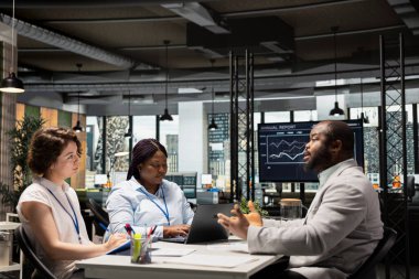 Röportaj sırasında başvuru özgeçmişini değerlendiren çeşitli katılımcılar ilgili niteliklere ve güçlü kariyer hırsına sahip adaylar seçmeye odaklandılar. Kafa avcılığı.