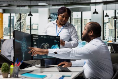 İş arkadaşları enerji tasarrufu ve daha düşük maliyetler için bilgisayardaki türbin verilerini gözden geçirmek için yapay zeka kullanıyor. Mühendisler, türbin çevresel etkisini azaltmak için ofiste derin beyin fırtınası yöntemleri kullanıyorlar.