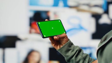 Dijital arkaplanda izole edilmiş, internet video kanallarına bakmak için kişi tarafından kullanılan izole ekran cep telefonu. Renkli anahtar akıllı telefon, kamera B kullanarak sınırsız metaevren video içeriğinden hoşlanan kadın