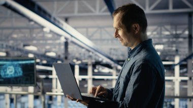 Bilgi işlem uzmanı, altyapı raflarına derin öğrenme yazılımı yerleştirdi. Sunucu tarım mühendisi, uygulamaları desteklemek için dizüstü bilgisayar kullanan AI sistemlerini eğitir. Kamera B