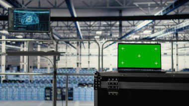 Yüksek teknoloji veri merkezinde yeşil ekran defterinde yapay zeka teknolojisi. Makine öğrenme teknolojisi sunucu odasındaki sunucu odasında donanım donanımı kullanarak sorguları idare ediyor