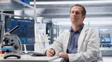 Video konferansındaki laboratuar bilim adamlarının POV 'u moleküler analiz ve biyoteknoloji çalışmalarının sonuçlarını açıklıyor. Web bağlantısı tele-sağlık, tıbbi keşif ve yeniliği destekliyor.