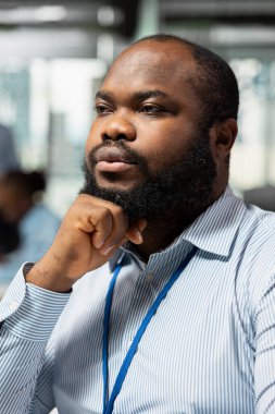 Pervane firmasında çalışan öz sermaye analisti hisse senedi yatırım potansiyelini değerlendirmek için yıllık şirket raporlarını okuyor. Afrika kökenli Amerikalı bir adam, ticaret yaparken anahtar pazar görüşlerini elde etmek için araştırma yapıyor.