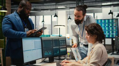 Meslektaşlar çevrimiçi grafikleri ve kaynak tahsisini analiz ederek, performans raporlarını hazırlarken iş arkadaşları arasındaki ilişki ve sinerjiyi gösteriyorlar. Ağ.