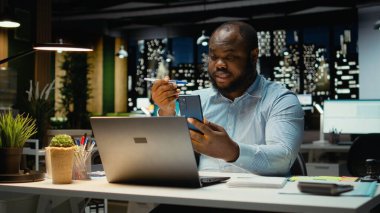 İş adamı, akıllı telefondaki video konferansı sırasında personelle etkileşime geçerek brifing oturumu için son rapor verilerini paylaşıyor. Çalışma saatleri dışında web sayfasında ortak toplantı.