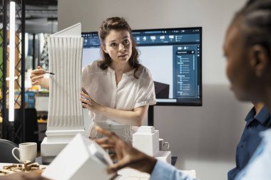 Çeşitli gayrimenkul geliştiricileri, yapısal tasarım ve ana plan için 3D modeller kullanarak inşaat için imar düzenlemelerini analiz ederler. Site hazırlığı ve akıllı şehir altyapı büyümesi.