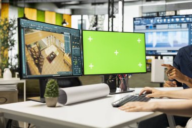 Müteahhitler, şehir geliştirme projesi için iç tasarım araçlarıyla çalışarak, izole edilmiş modelin yanındaki yazılımın apartman düzenini dekore ediyorlar. Özellik dekorasyonları.