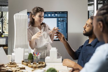 Müteahhitler ve mühendisler üç boyutlu modelleri ve stratejik yeniden geliştirme projesinin ana planını gözden geçiriyorlar. Yerleşim alanı genişlemesi ve altyapı büyümesi.