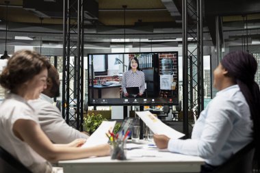 HR ekibi, modern web bağlantısı üzerinden adayla bir video görüşmesi yaparak CV 'deki deneyim ve nitelikleri değerlendiriyor. Organizasyon için kariyer potansiyeli.