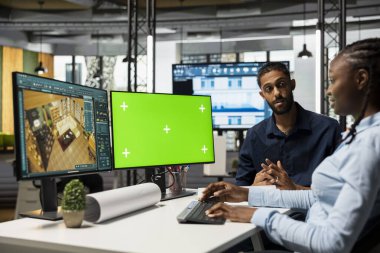 Çeşitli 3D geliştiriciler çift monitörlerde yeşil ekranın yanına bina planı dizayn ederek, daireler için mobilya tasarlamak için birlikte çalışıyorlar. Kentsel geliştirme yazılımı ve araçları.