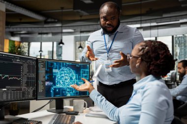 Borsa analizi için büyük dil modelini kullanan bir finans uzmanının yönetici denetimi. Denetmen, borsayı izlemek için makine entegre etme analitik çalışmalarını denetliyor