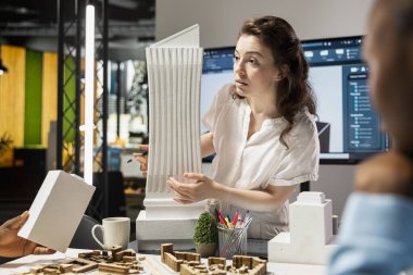 Kentsel kalkınma uzmanları, emlak yatırım hedeflerine ulaşmak için imar düzenlemeleri için 3D modeller üzerinde çalışarak yeni bir konut projesi tasarlamak için takım çalışması yapıyorlar. Konut inşaatı ana planı.