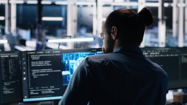 Veri Merkezi bilgisayar bilimcisi AI LLM kullanarak sinirsel ağı izlemek için PC kullanıyor. Sunucuların makine öğrenmesini denetlemek için yapay zeka kullanan bilişim uzmanı, kamera A