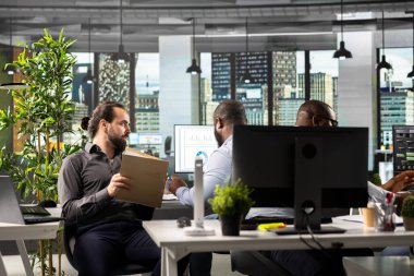 Performans ölçümleri ve veri görselleştirmesine odaklanan profesyonel işçiler, yeni bir strateji tahmin etmek ve geliştirmek ve pazarı incelemek. Meslektaşlar ilerleme için projeksiyonları paylaşır.