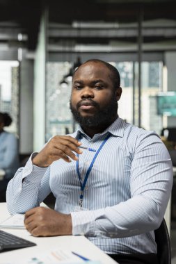 Ofisteki öz sermaye analisti hisse senedi performansını tahmin etmek için şirketin gelir raporlarını inceliyor. Prop firması çalışanı sektör eğilimlerini ve şirket haberlerini izlenebilir yatırım anlayışları için izliyor
