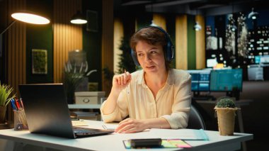 Yatırımcılarla yaptığı görüşmede önemli fikirleri özetleyen iş danışmanı, iş ortaklarıyla yapılan tartışmadan önemli maddeler çıkardı. Bir brifingde içgörü. Kamera A.