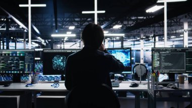 Üretken yapay zeka yardımıyla veri merkezi kodlaması programcısı. Sunucu odasındaki ve kamera A 'daki görevleri çözmek için yapay zeka büyük dil modeli kullanan bilişim profesyoneli.