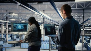 Veri merkezi yazılım geliştiricisi AI LLM sohbet robotu önerilerini kullanarak sistem ayarlarını ayarlıyor. Sunucu merkezi IT profesyoneli, altyapı ve kamera A 'yı yönetmek için dizüstü bilgisayardaki büyük dil modelini kullanıyor.