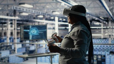 Veri merkezi teknisyeni sanal gerçeklik kullanarak yapay zeka sondaj işleme hızını arttırıyor. Sunucu merkezi bilişim uzmanı VR kulaklık kullanarak yapay zeka iş yükleri için destek sağlıyor, kamera B