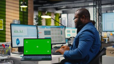 Profesyonel yönetici grafikler ve izole edilmiş bir model ekran üzerinde çalışarak uluslararası piyasada iş başarısı sağlıyor. Ofisteki küresel genişleme stratejisi için veriler gözden geçiriliyor.