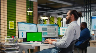 Profesyonel erkek analist KPI anlayışını tablet üzerinde model alarak inceliyor, iş geliştirme taktiklerine stratejik zihniyet sergiliyor. Yenilikçiliği ve hedefleri desteklemek.