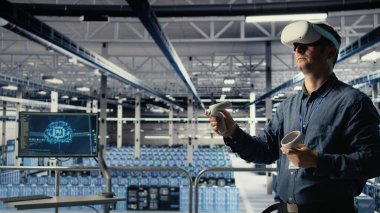 Veri merkezi sistem yöneticisi sanal gerçeklik teknolojisi kullanarak yapay zeka sondaj işleme hızını arttırıyor. Sunucu çiftliğindeki adam yapay zeka iş yükünü desteklemek için VR gözlük takıyor. Kamera A.