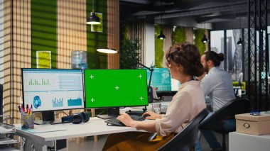 Kadın iş kadını KPI verilerini krom anahtar ekranla inceleyerek kaynak tahsisi tahminleri üzerinde çalışıyor. Üretkenliği ve başarıyı sağlamak için şirket yönetimi çözümleri.