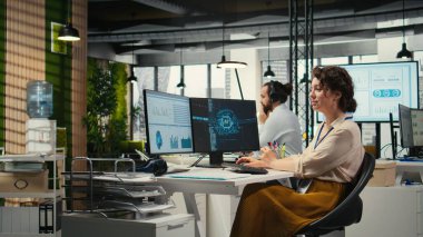 Ofis yöneticisi AI analiz platformu ile aylık raporları kontrol ediyor, sinirsel ağ algoritmaları ve verimlilik için otomasyon kullanıyor. IT şirketinin temsilcisi.