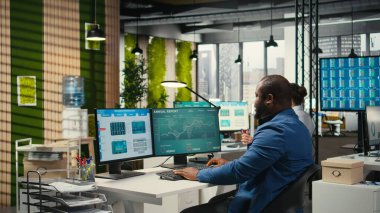 Bayan meslektaşım genel müdür için dosya klasörleri getiriyor ve arşiv dosyalarında takım liderine yardım ediyor. Verimli örgütsel iş akışını sağlama sekreteri.