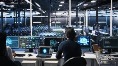 Programcı sunucu odasına giriyor, altyapı teşhislerini gözden geçirmek için yapay zekayı kullanıyor. Bilgi işlem merkezi yüksek teknoloji tesisi yapay zeka teknolojisi ve kamera A kullanarak performans verilerini analiz eder.