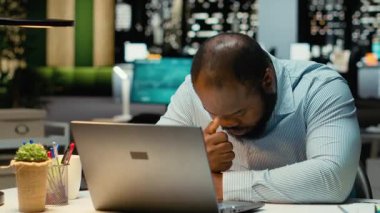 Saatler sonra yorgun ve bunalmış hisseden Afrikalı Amerikalı bir adam tükenme belirtilerine rağmen sınırları zorluyor. İş yerindeki zorluklar ve stres fazla mesai nedeniyle rahatsızlık yaratıyor. Kamera B.