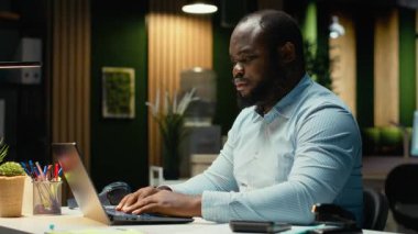 Dahi siyah işçi saatler sonra yeni bir yenilikçi fikirle o anın kıvılcımını yakarak büyük bir buluş yapıyor. Parlak bir yaklaşımla aydınlanma ve yaratıcılık. Kamera B.