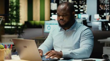 Çok çalışan erkek işçi, randevulaşmadan önce takvimi kontrol ediyor, akıllı telefonunu kaldırıp mesajlara cevap veriyor ve bildirimleri okuyor. İnsanın dikkati dağılıyor ve kaşlarını çatıyor. Kamera B.