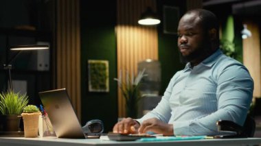 Afrika kökenli Amerikalı erkek, bir iş stratejisi ikilemi üzerine kafa yoruyor, gelecekteki sonuçlar için yaratıcı kavramları yansıtıyor. Organizasyon sorununa bir çözüm bulmak için derin düşüncelere dalmak. Kamera B.