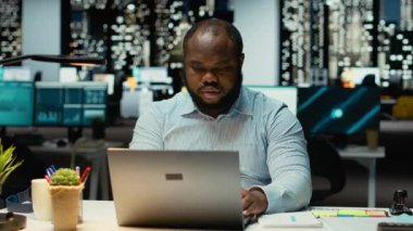 İşletme müdürü, gece geç saatlerde bir sorunu, metodik planlamayı ve yaratıcılığı, rasyonaliteyi pozitiflikle dengeleyen bir karara doğru yönlendirmeyi düşünüyor. Kamera B.