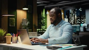 Afrika kökenli Amerikalı bir adam, ofisteki gece lambasının ve dizüstü bilgisayarın yeni bir perspektif için strateji kurup işlerini bitirdiğini fark ediyor. Gece geç saatlerde ofiste çalışmak. Kamera A.